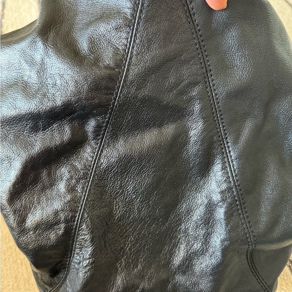 Chic Black Leather Shoulder Bag - Picture 4 of 9